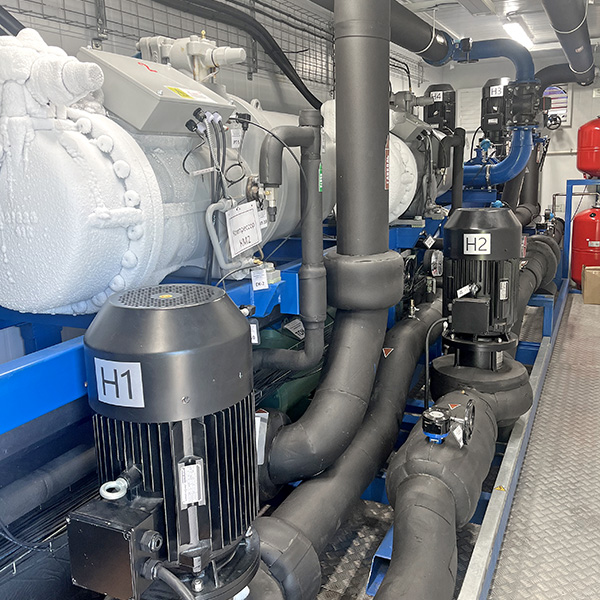 Система холодоснабжения для заморозки дамб водохранилищ (вид внутри контейнера) -фото