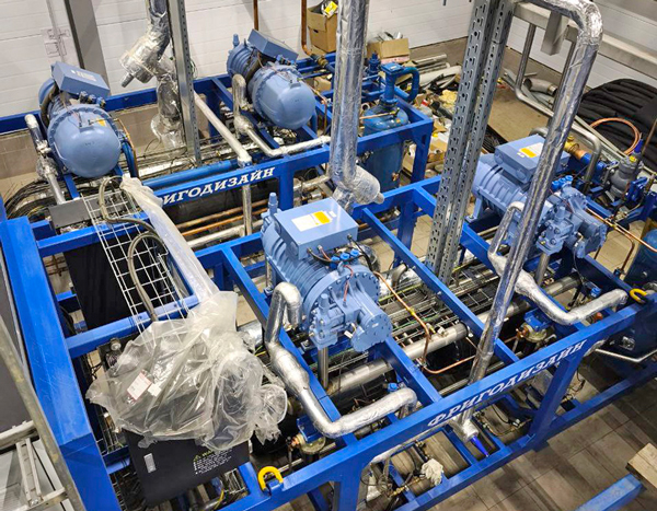 Компрессорные станции внутри машинного отделения Компрессорные станции внутри машинного отделения