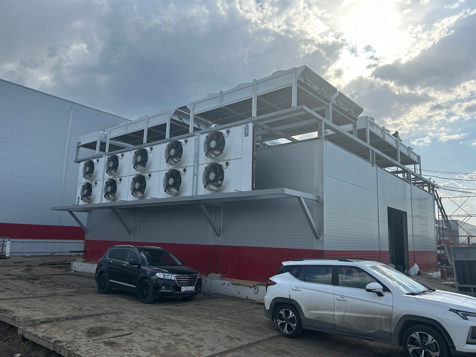 Машинное отделение с установленными конденсаторами Машинное отделение с установленными конденсаторами