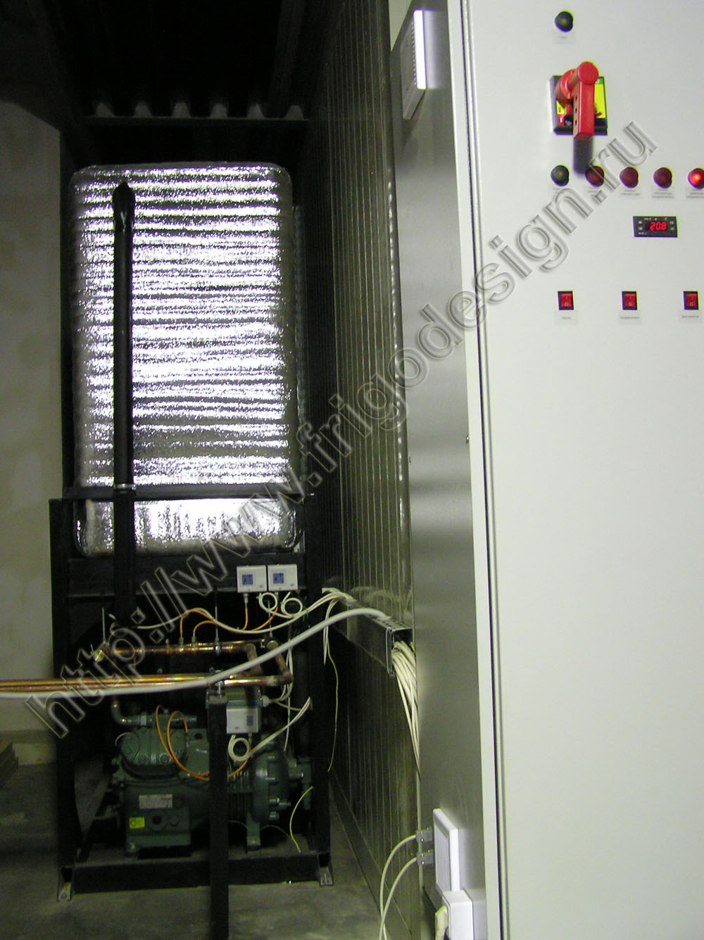 Холодильная установка испытательной климатической камеры выполнена на базе компрессора BITZER с выносным воздушным конденсатором.