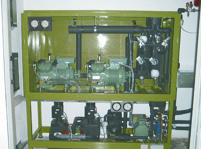Каскадная низкотемпературная холодильная машина с поршневыми компрессорами Битцер. Первый каскад на R290 (пропан), второй - на R744 (СО2).