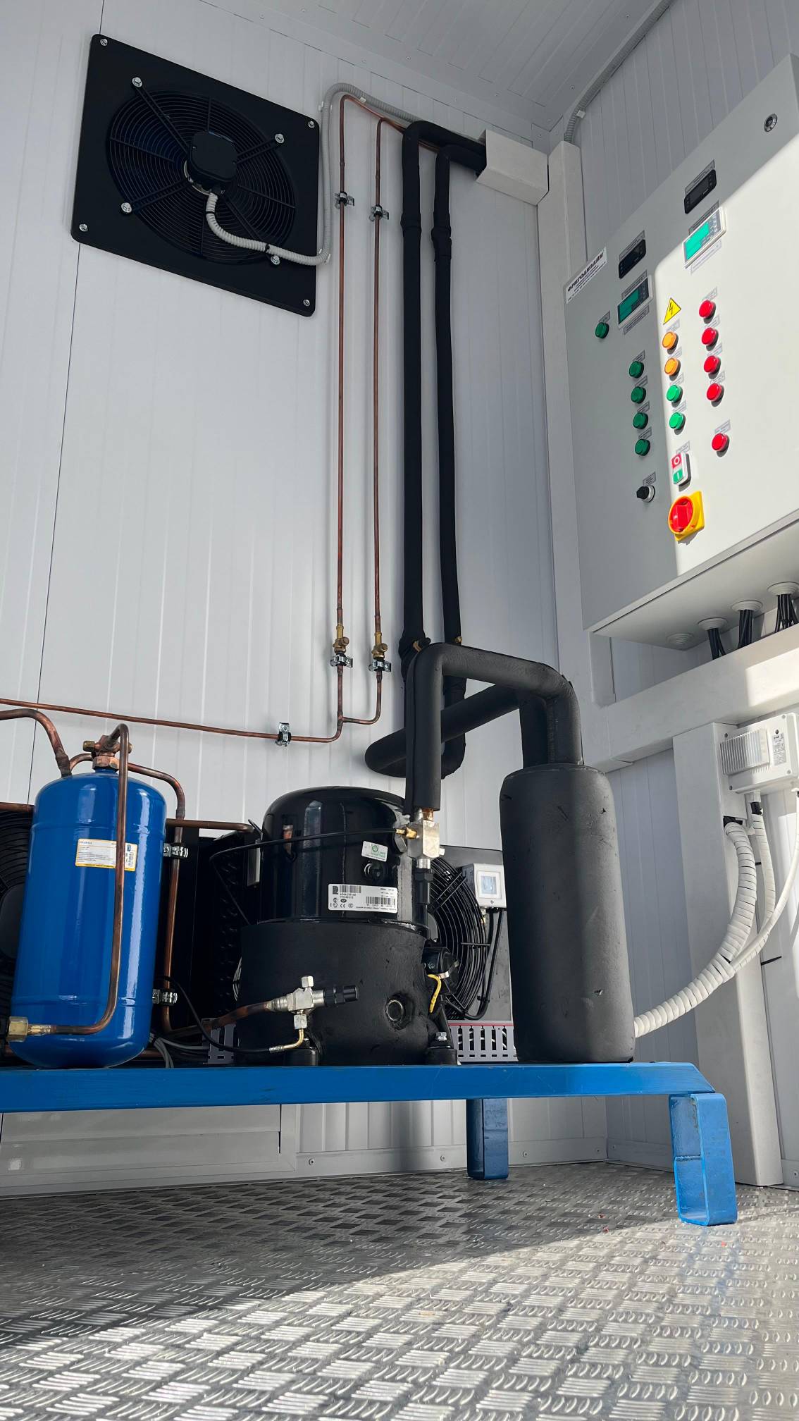 Машинное отделение контейнерной климатической камеры