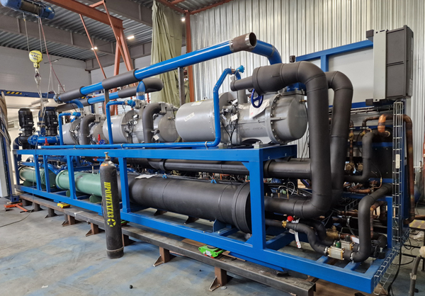 Собранная холодильная машина перед установкой её в контейнер Собранная холодильная машина перед установкой её в контейнер