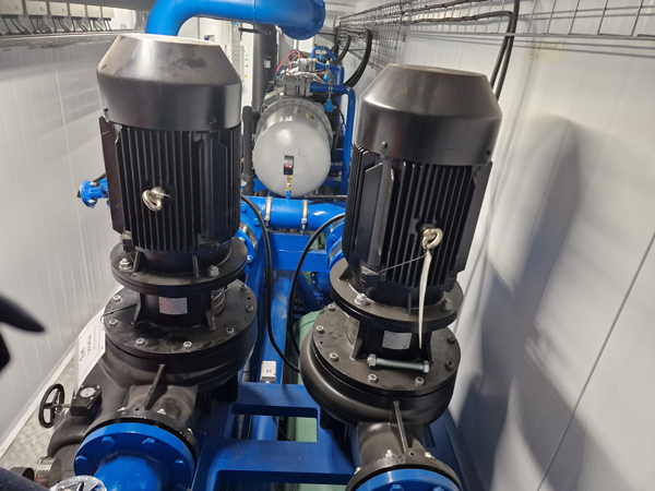 Насосный агрегат на общей раме с компрессорами после установки в контейнер Насосный агрегат на общей раме с компрессорами после установки в контейнер