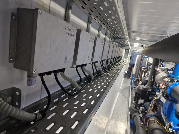 14 регуляторов скорости вращения вентиляторов охладителя жидкости, установленного на крыше контейнера 14 регуляторов скорости вращения вентиляторов охладителя жидкости, установленного на крыше контейнера