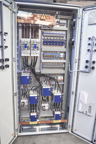 Один из шкафов управления холодильной установки Один из шкафов управления холодильной установки