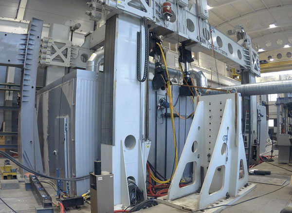 Камера установлена на испытательном стенде силового воздействия Камера установлена на испытательном стенде силового воздействия