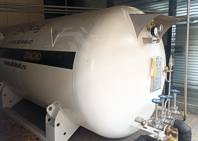 Криогенные цистерны с жидким азотом подключены к модульной климатической камере Криогенные цистерны подключены к модульной климатической камере