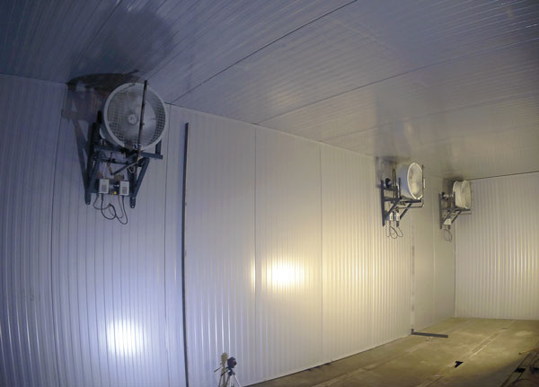 Циркуляционные вентиляторы секций с ТЭНами и форсунками-распылителями азота внутри климатической камеры
