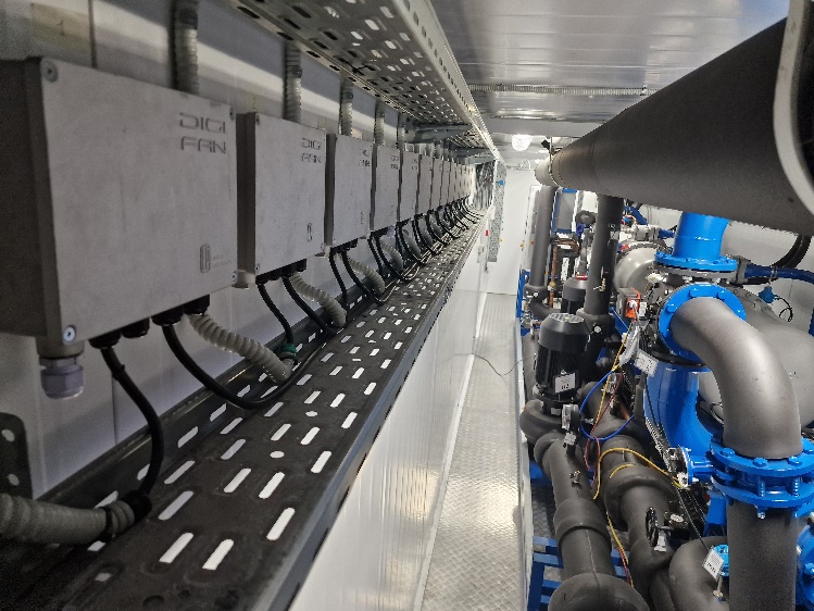 Оборудование, кроме вентиляторного охладителя жидкости, устанавливается внутри 40-футового контейнера Всё оборудование, кроме вентиляторного охладителя жидкости, устанавливается внутри 40-футового контейнера